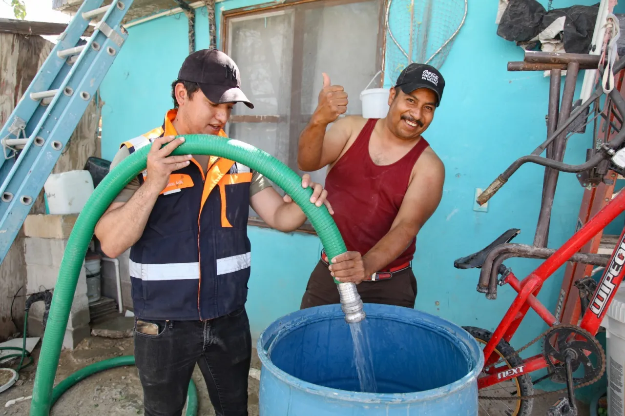 Llevan agua en pipas a 2 mil 700 familias en Barrio Nuevo, El Mármol y Safari