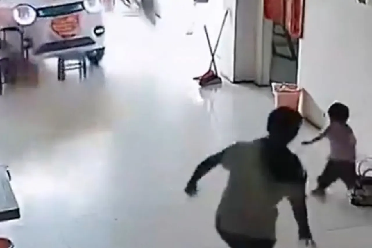 Video: Salva a su hermanita de ser atropellada
