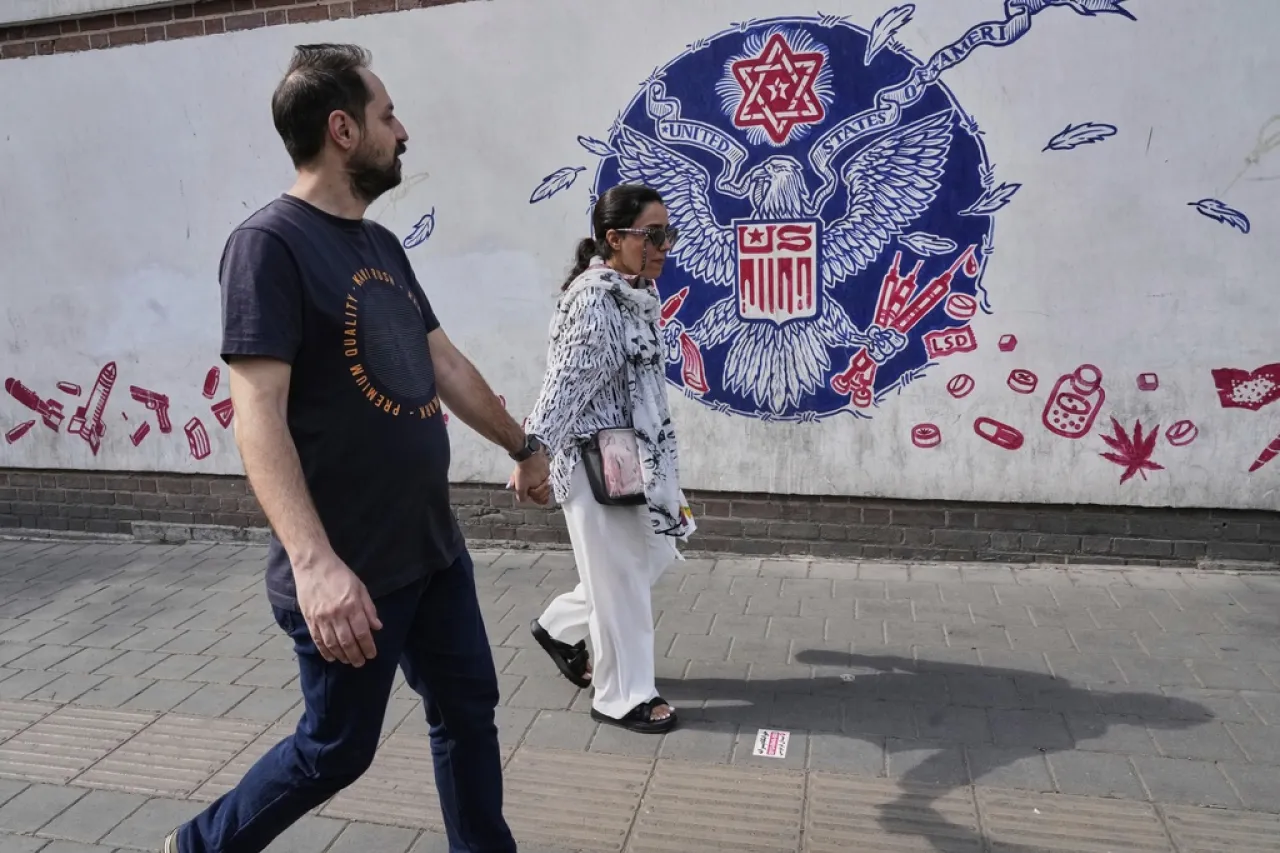 Iraníes reaccionan al nuevo veto migratorio de Trump mientras crece la tensión