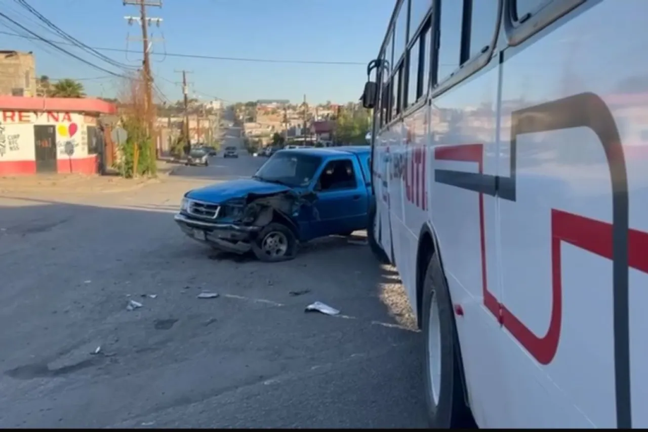 Choca camión de personal contra pickup en la Galeana