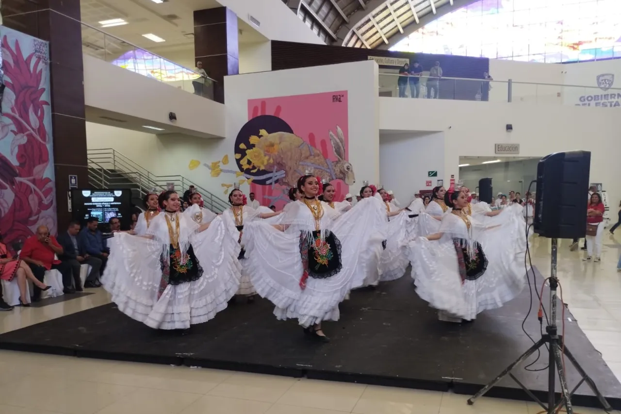 Realizan cierre del Magno evento cívico y artístico en Pueblito Mexicano