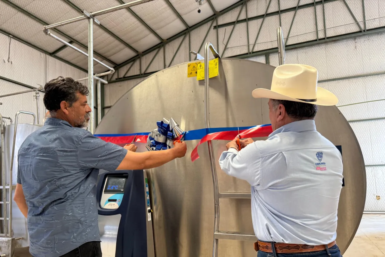 Entregan equipo e insumos a más de 100 productores lecheros en Rosales