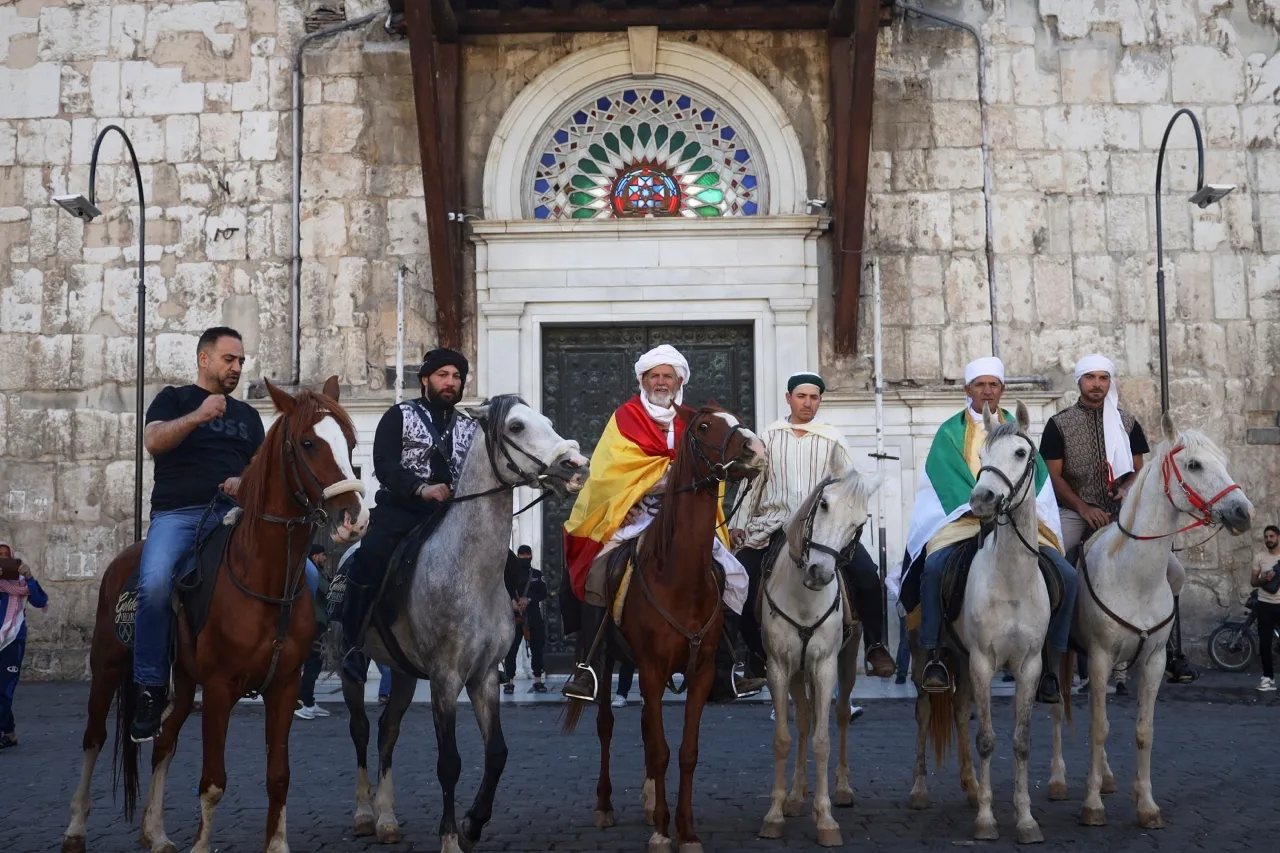Musulmanes españoles cabalgan por antigua ruta del Haj de Andalucía a La Meca