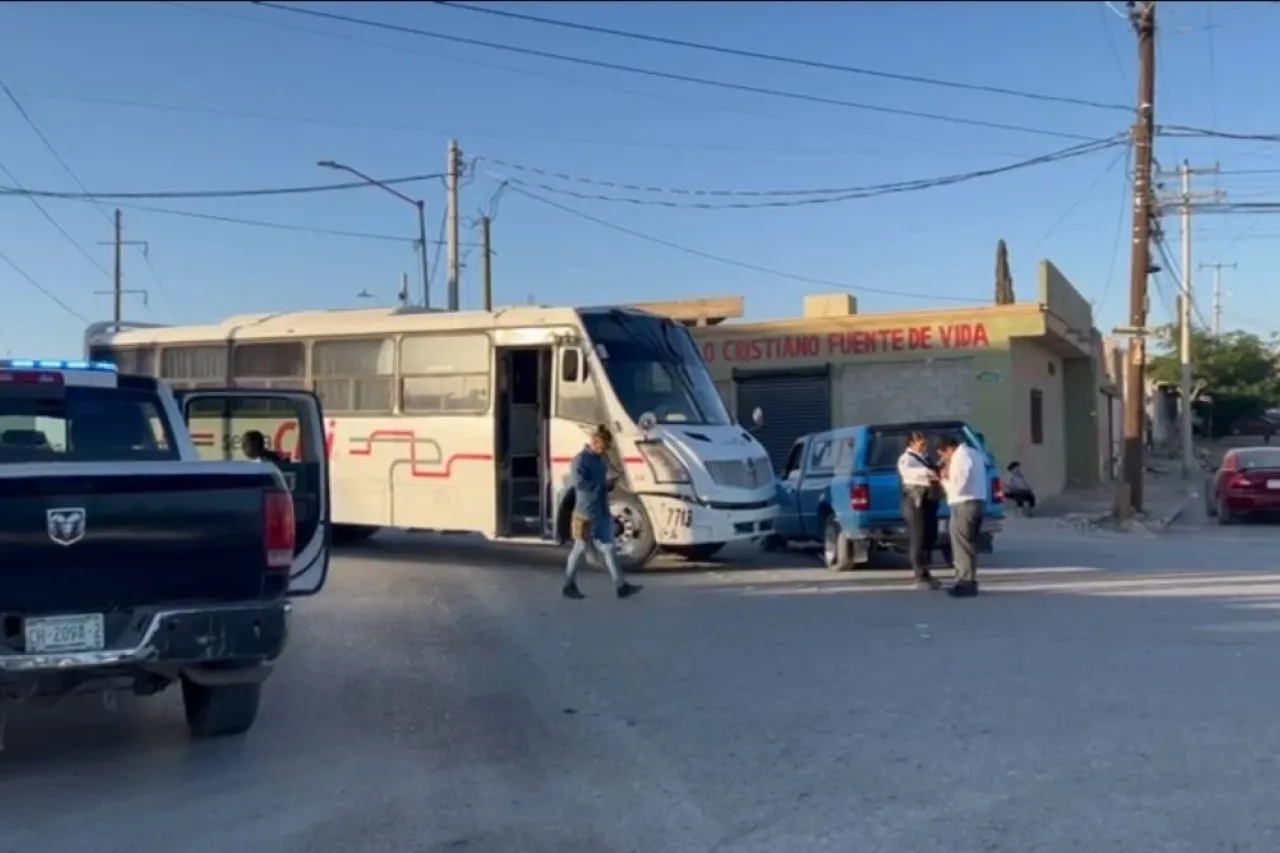 Choca camión de personal contra pickup en la Galeana