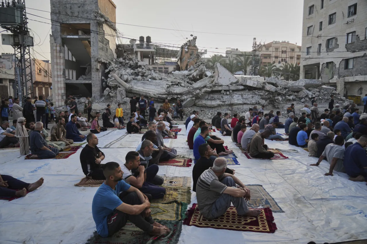 Gaza inicia el Eid con oraciones al aire libre entre escombros y escasez