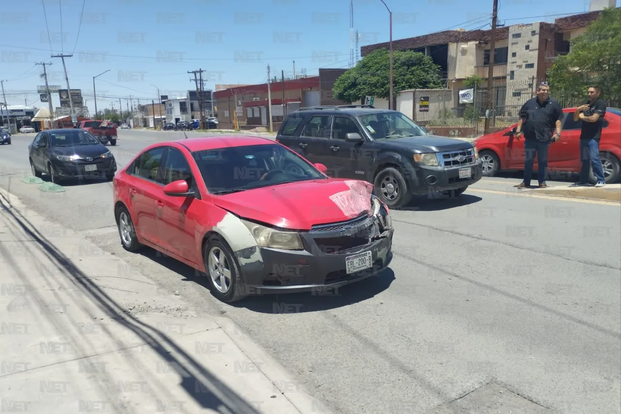 Da vuelta prohibida y choca contra auto en la Insurgentes