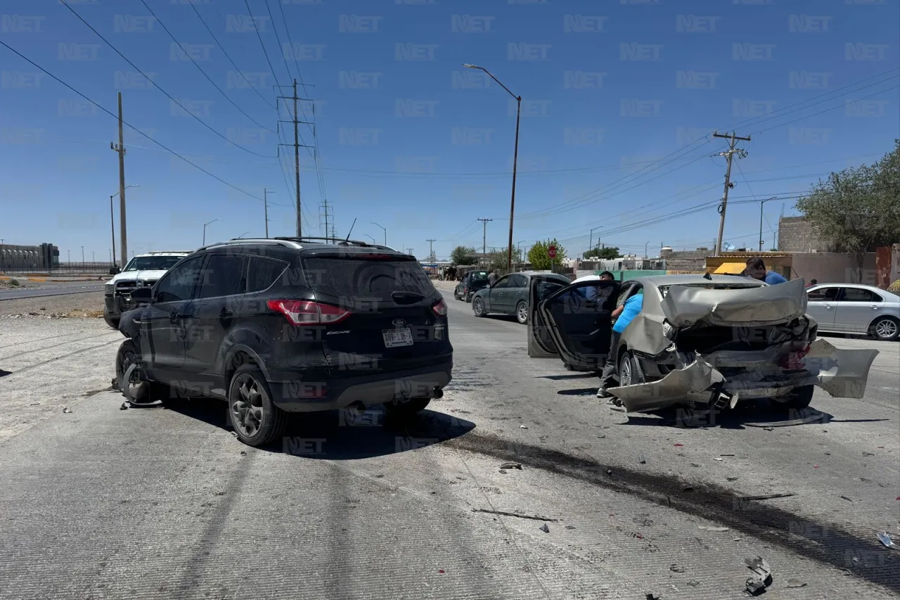 Juárez: Fuerte choque múltiple deja a una mujer y dos menores lesionados