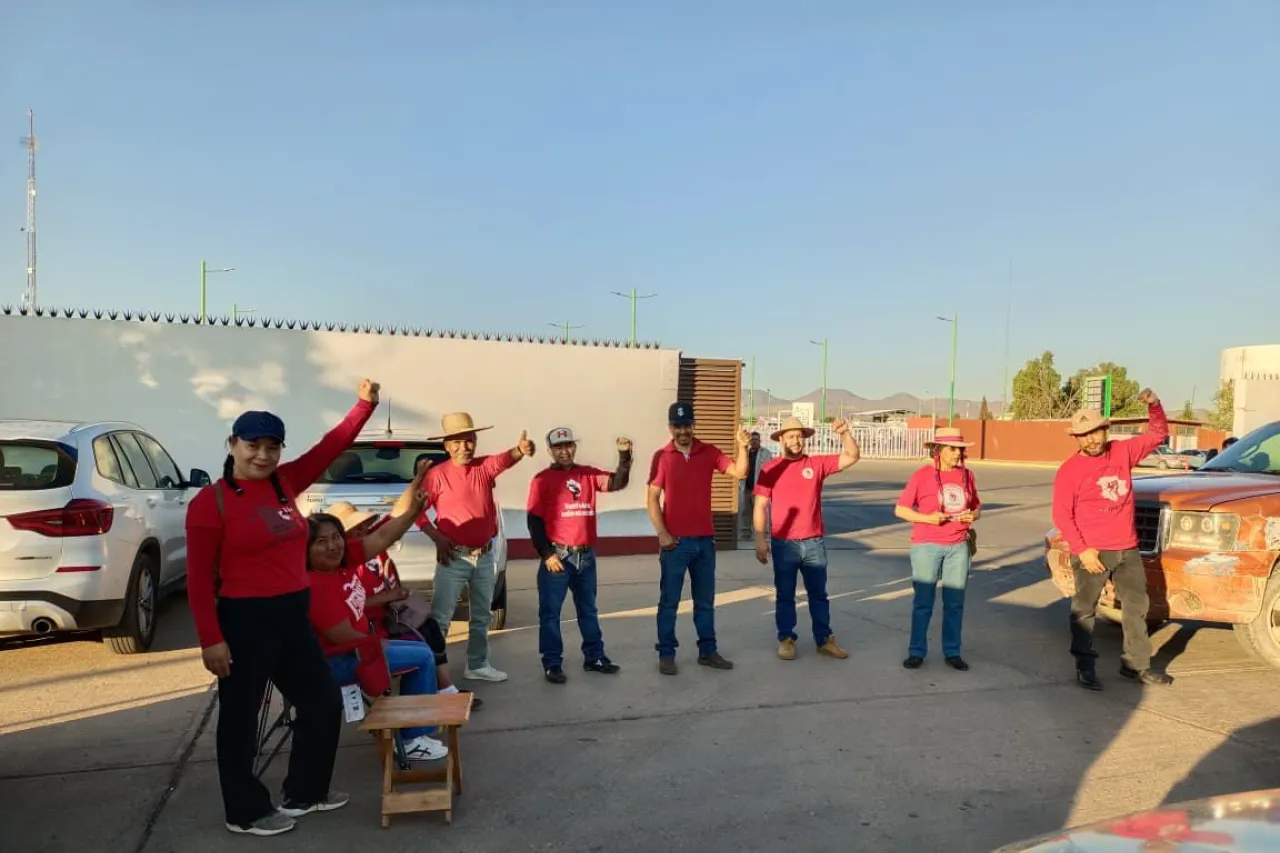 Toman docentes instalaciones de Pemex en el estado
