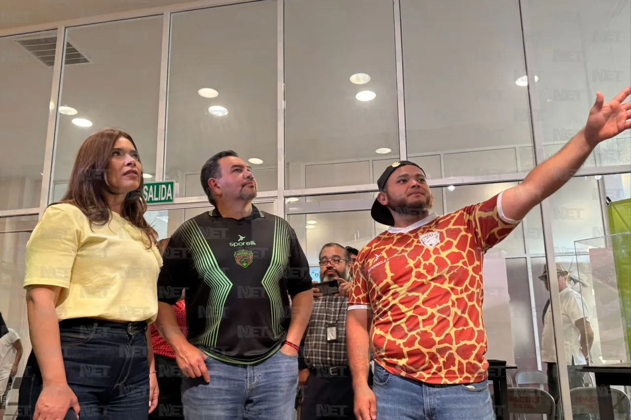 Visita alcalde exposición por décimo aniversario de Bravos