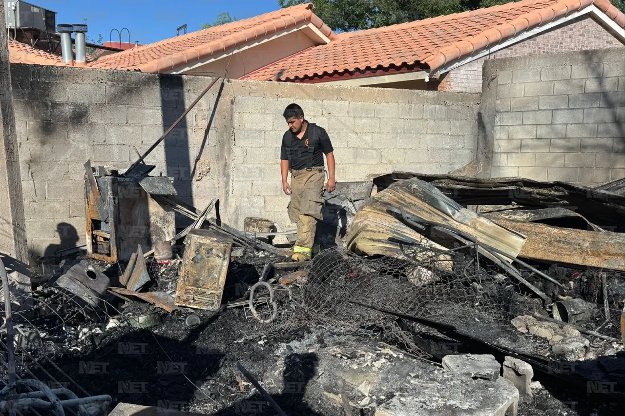 Padre salva a su familia de morir en incendio; perdieron su casa de madera