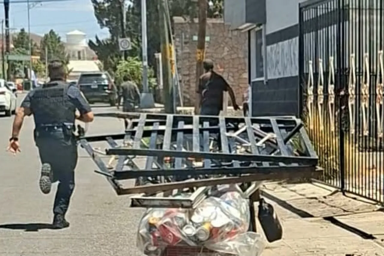 Policía lo cacha desprendiendo barandal de una casa, corre y lo detienen