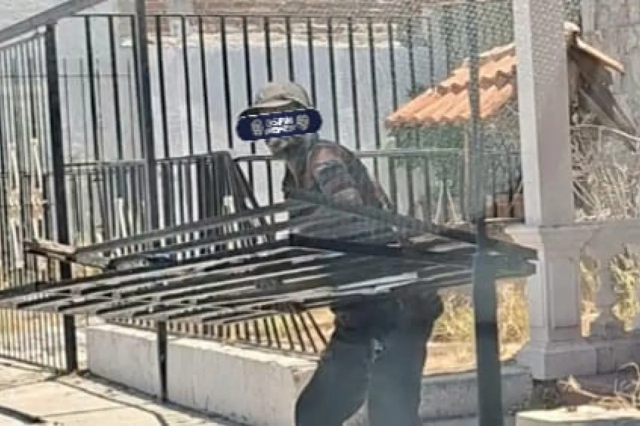 Policía lo cacha desprendiendo barandal de una casa, corre y lo detienen