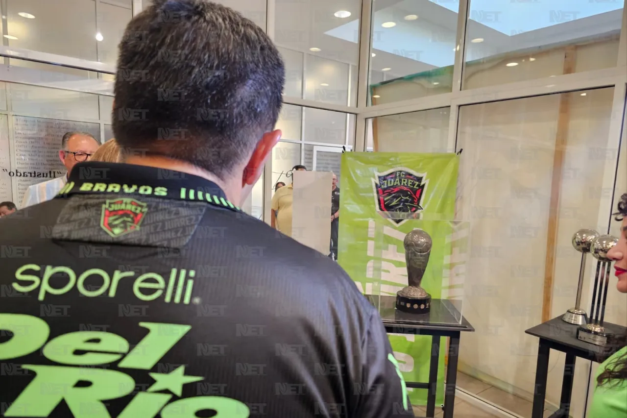 Visita alcalde exposición por décimo aniversario de Bravos