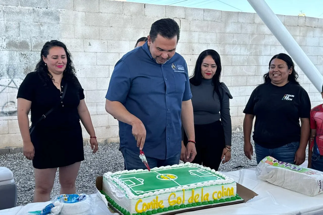 Con pastel vecinos celebran rehabilitación del parque Sol de la Colina