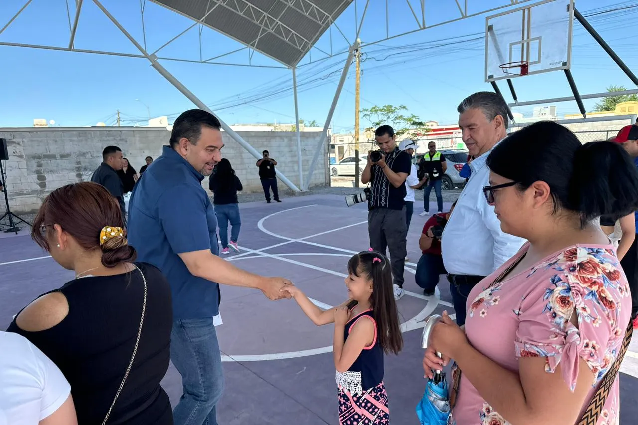 Con pastel vecinos celebran rehabilitación del parque Sol de la Colina