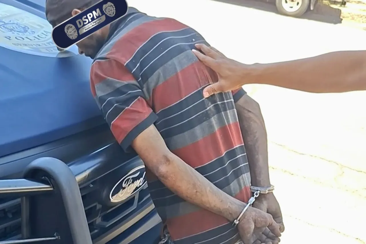 Policía lo cacha desprendiendo barandal de una casa, corre y lo detienen