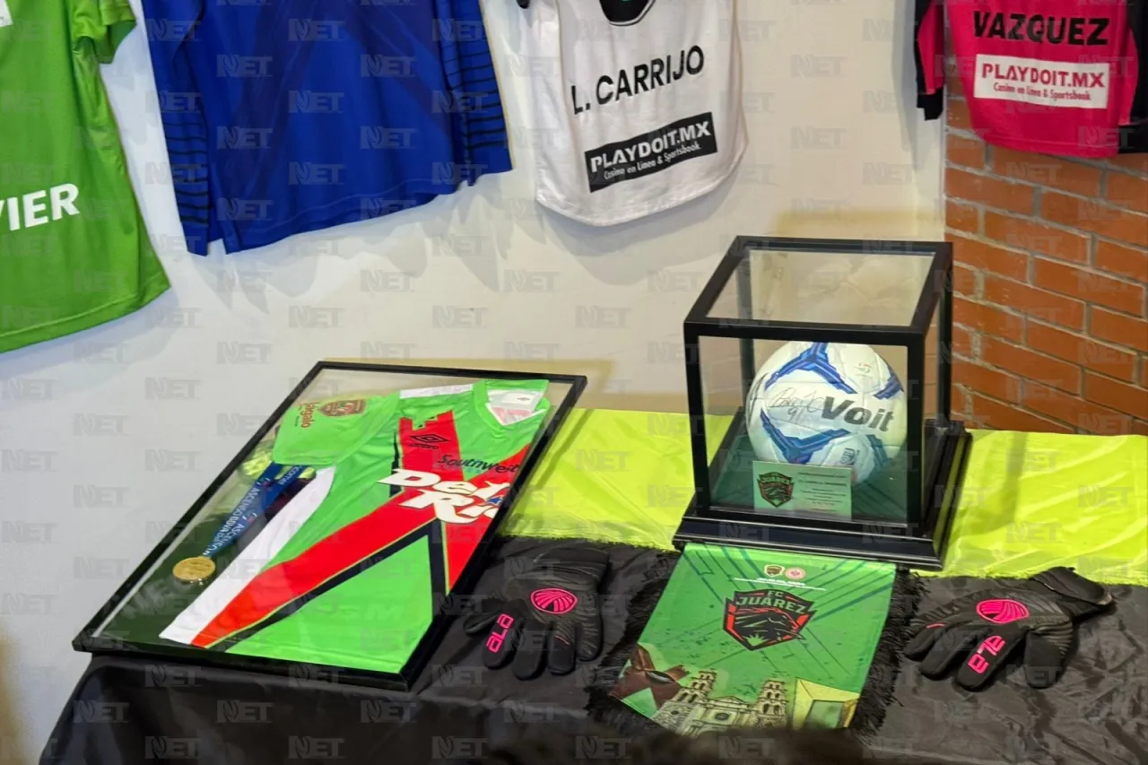 Visita alcalde exposición por décimo aniversario de Bravos