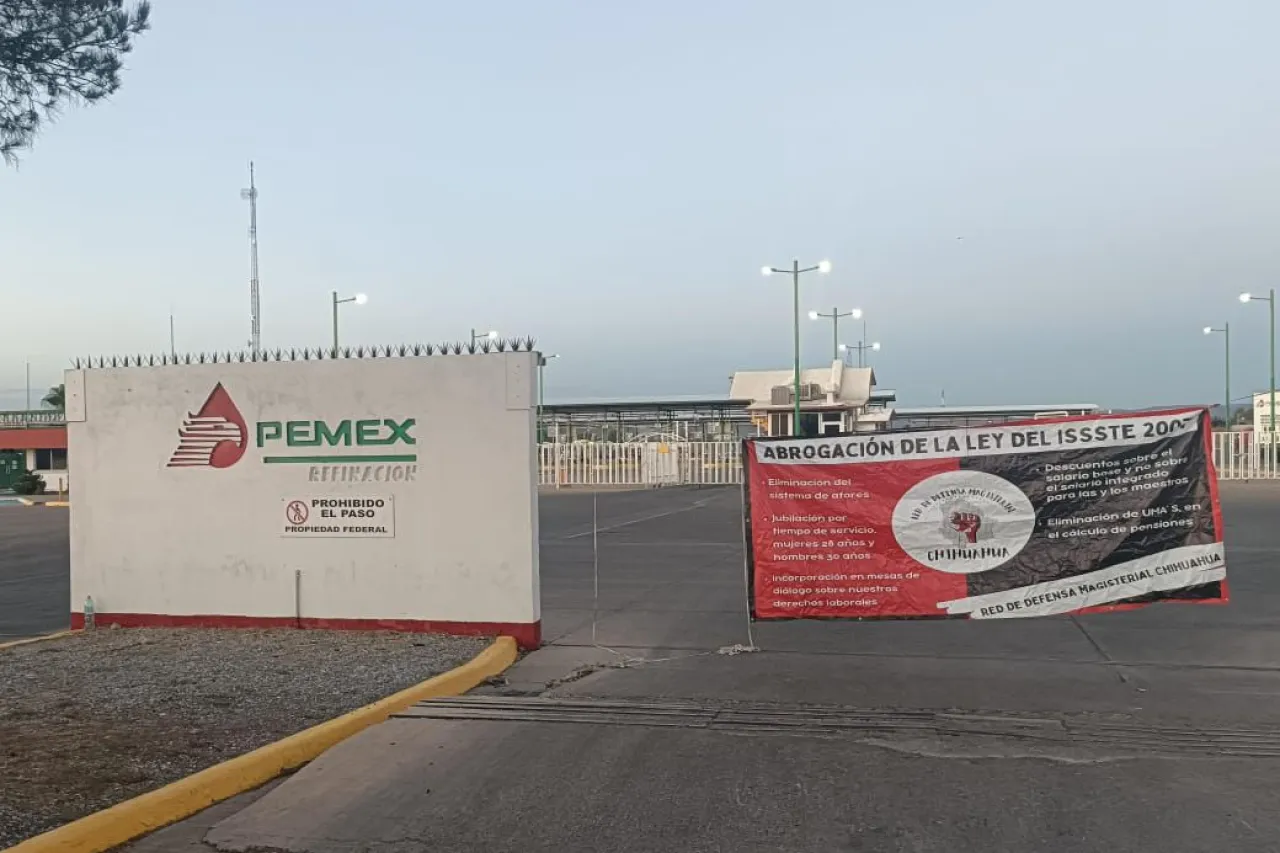 Toman docentes instalaciones de Pemex en el estado