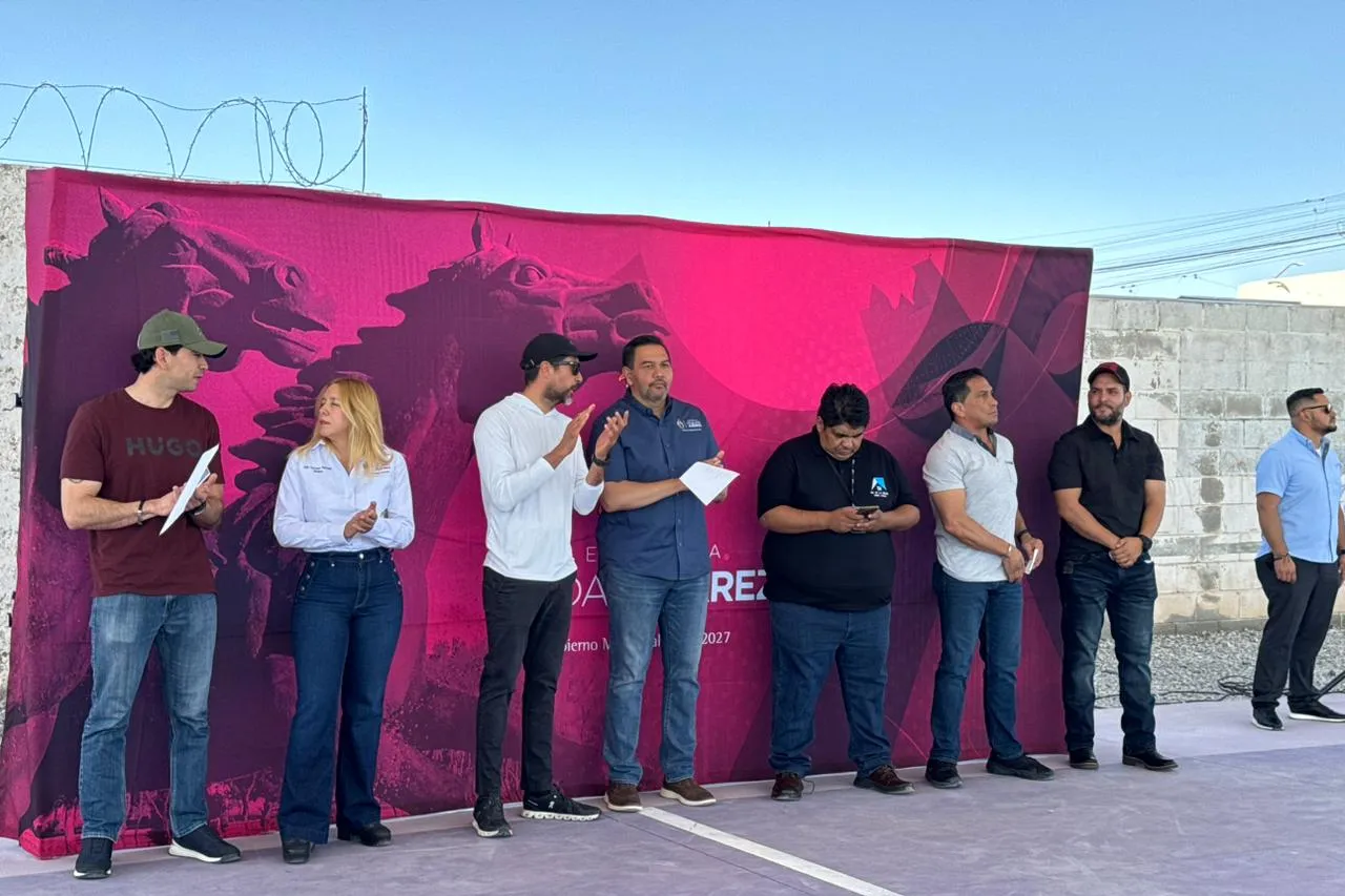 Con pastel vecinos celebran rehabilitación del parque Sol de la Colina