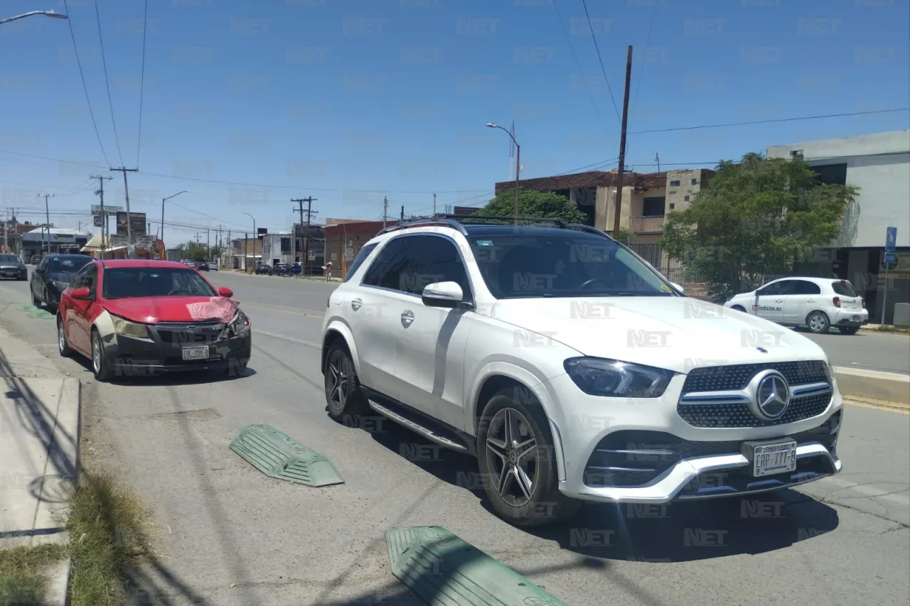Da vuelta prohibida y choca contra auto en la Insurgentes