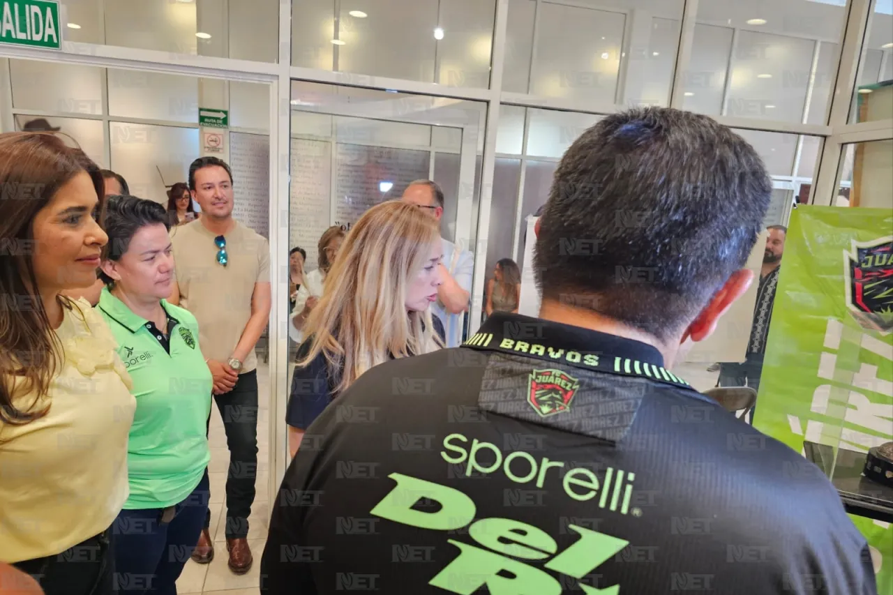 Visita alcalde exposición por décimo aniversario de Bravos