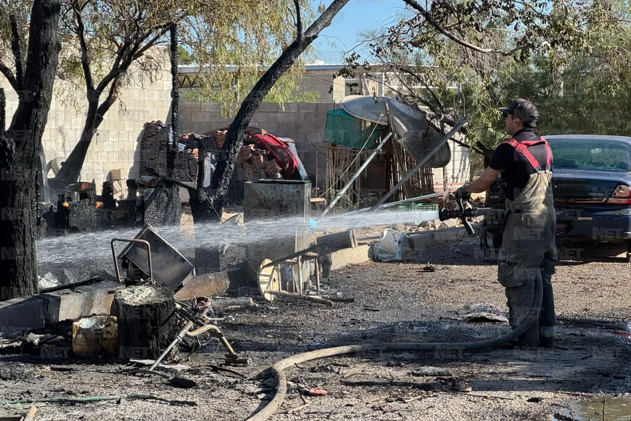 Padre salva a su familia de morir en incendio; perdieron su casa de madera