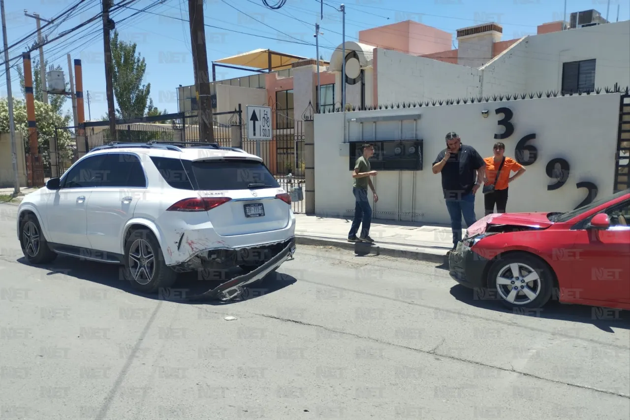 Da vuelta prohibida y choca contra auto en la Insurgentes