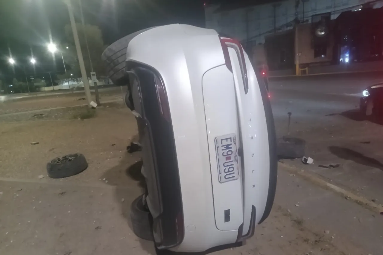 Destroza su Tesla del año tras chocar en el Paseo de la Victoria