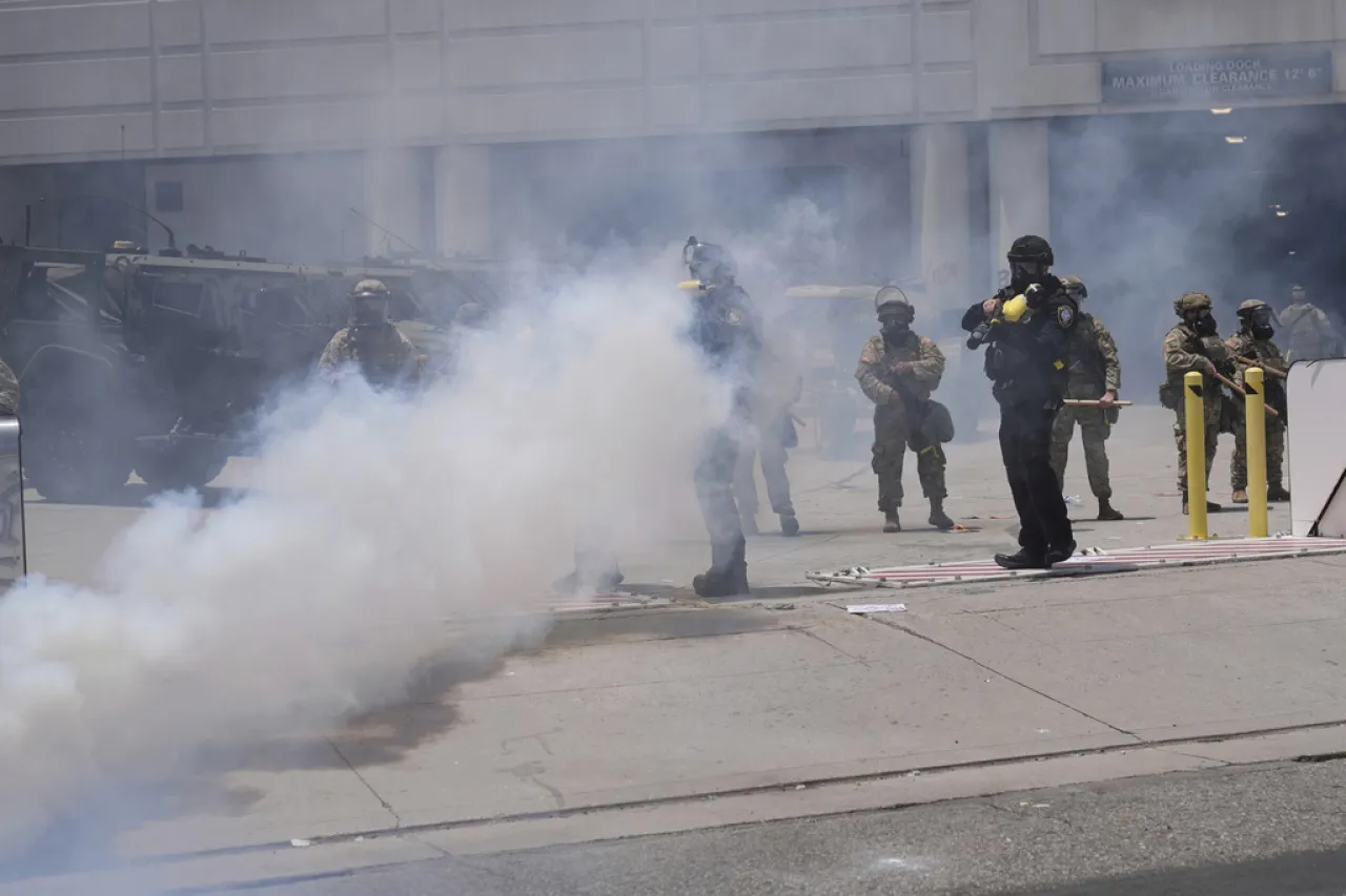 Se enfrenta GN a manifestantes horas después de llegar a LA por órdenes de Trump