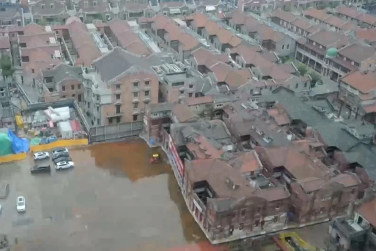 Video: robots trasladan edificio histórico en Shanghái