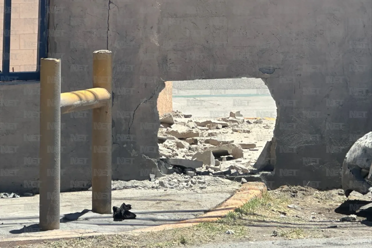 Pierde el control y se impacta contra barda de maquila en el eje vial