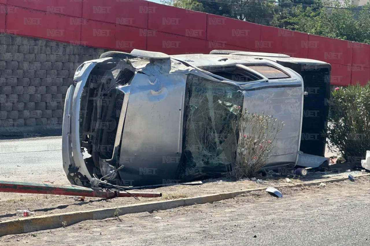 Revienta llanta, vuelca y derriba poste en Pérez Serna