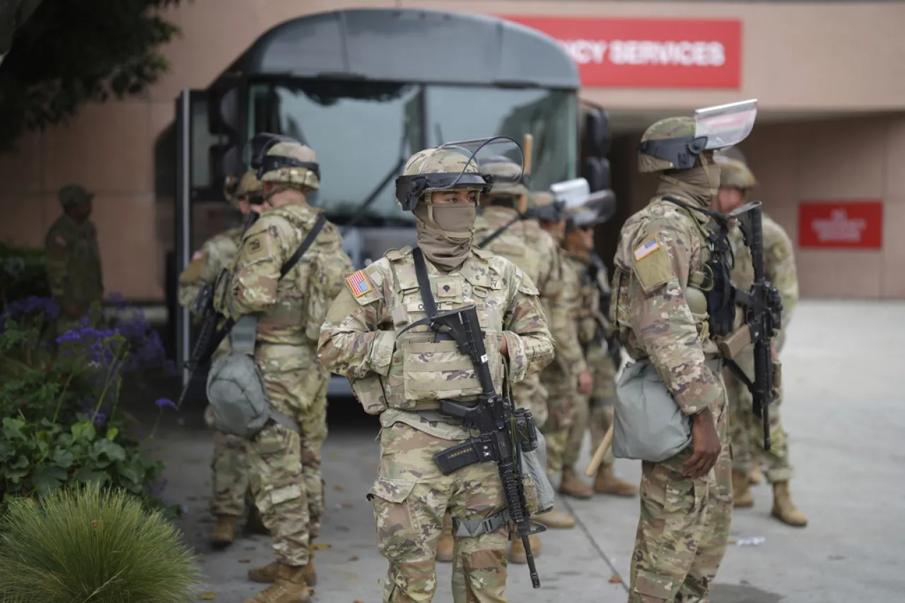 Se enfrenta GN a manifestantes horas después de llegar a LA por órdenes de Trump