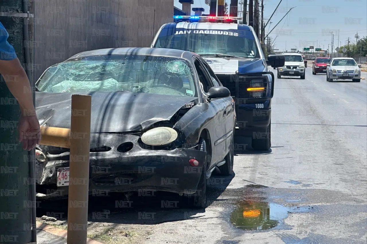 Pierde el control y se impacta contra barda de maquila en el eje vial