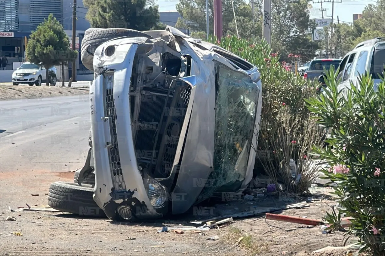 Revienta llanta, vuelca y derriba poste en Pérez Serna