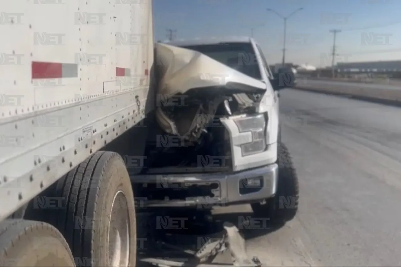 Escolta choca contra tráiler mal estacionado; no hubo heridos