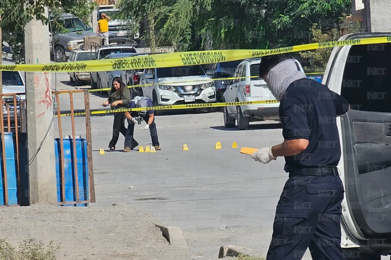 Intercambian balazos desde vehículos en movimiento