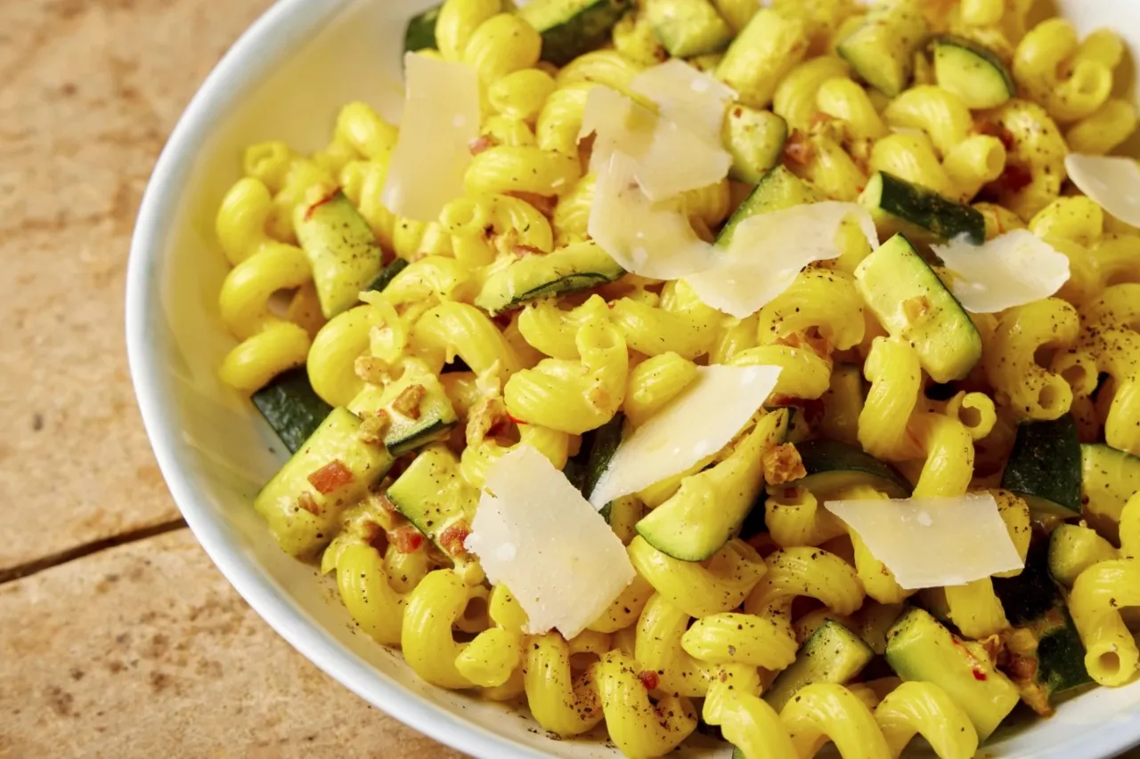 El azafrán aporta un tono dorado a esta fresca combinación de calabacín y pasta