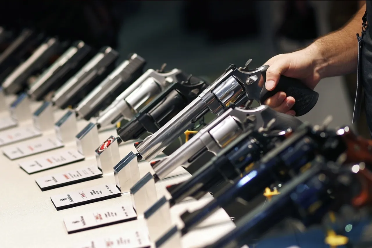 Demandan a EU por permitir dispositivos que convierten rifles en ametralladoras