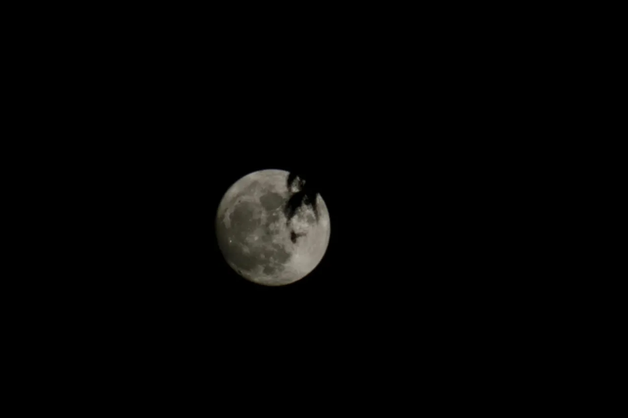 No lo olvides, sal a ver la Luna de Fresa