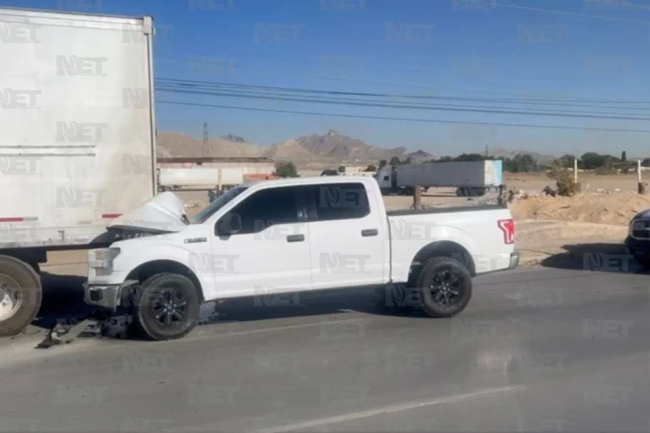 Escolta choca contra tráiler mal estacionado; no hubo heridos