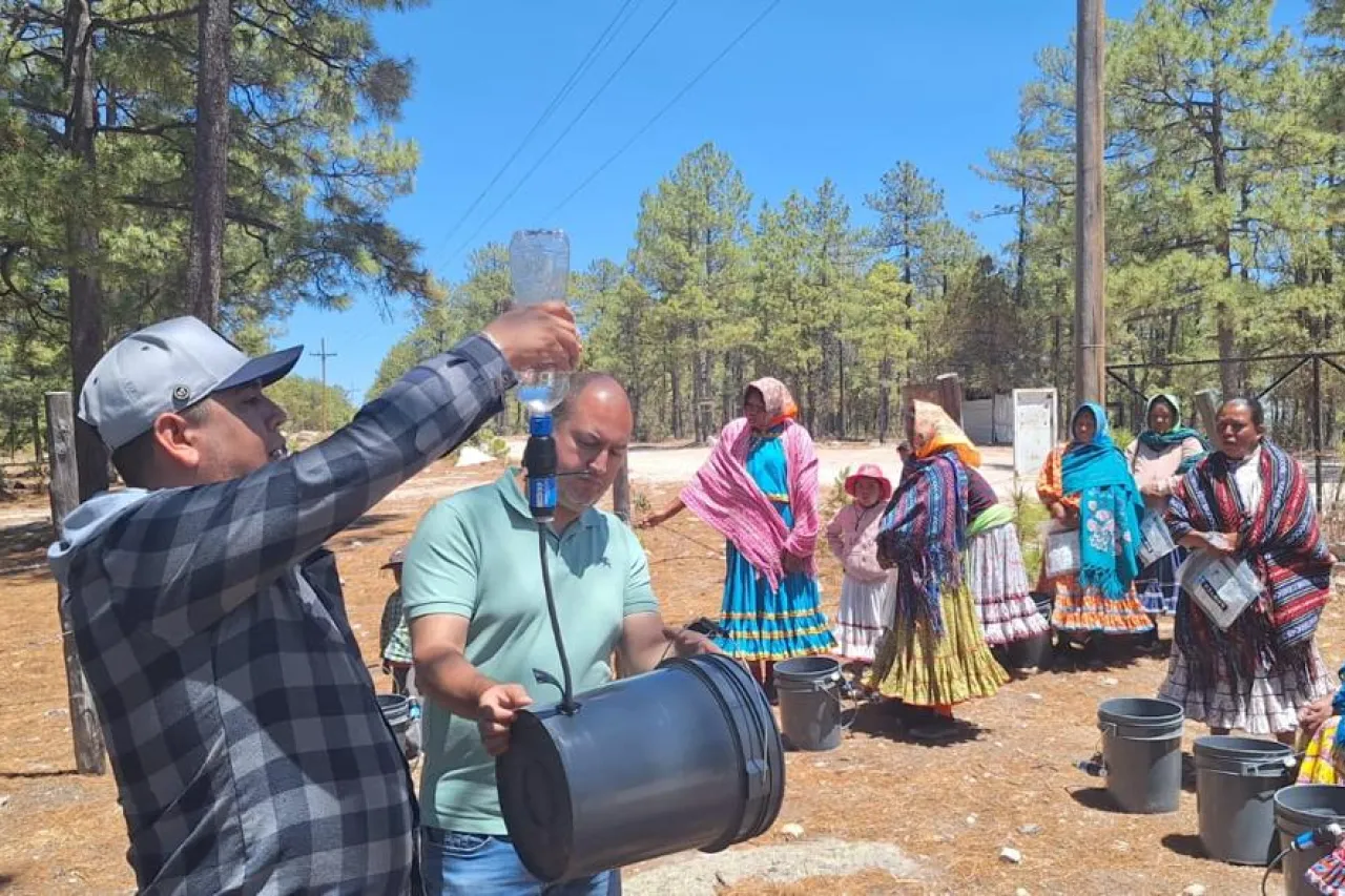 Lleva JCAS filtros y agua potable a la Sierra Tarahumara