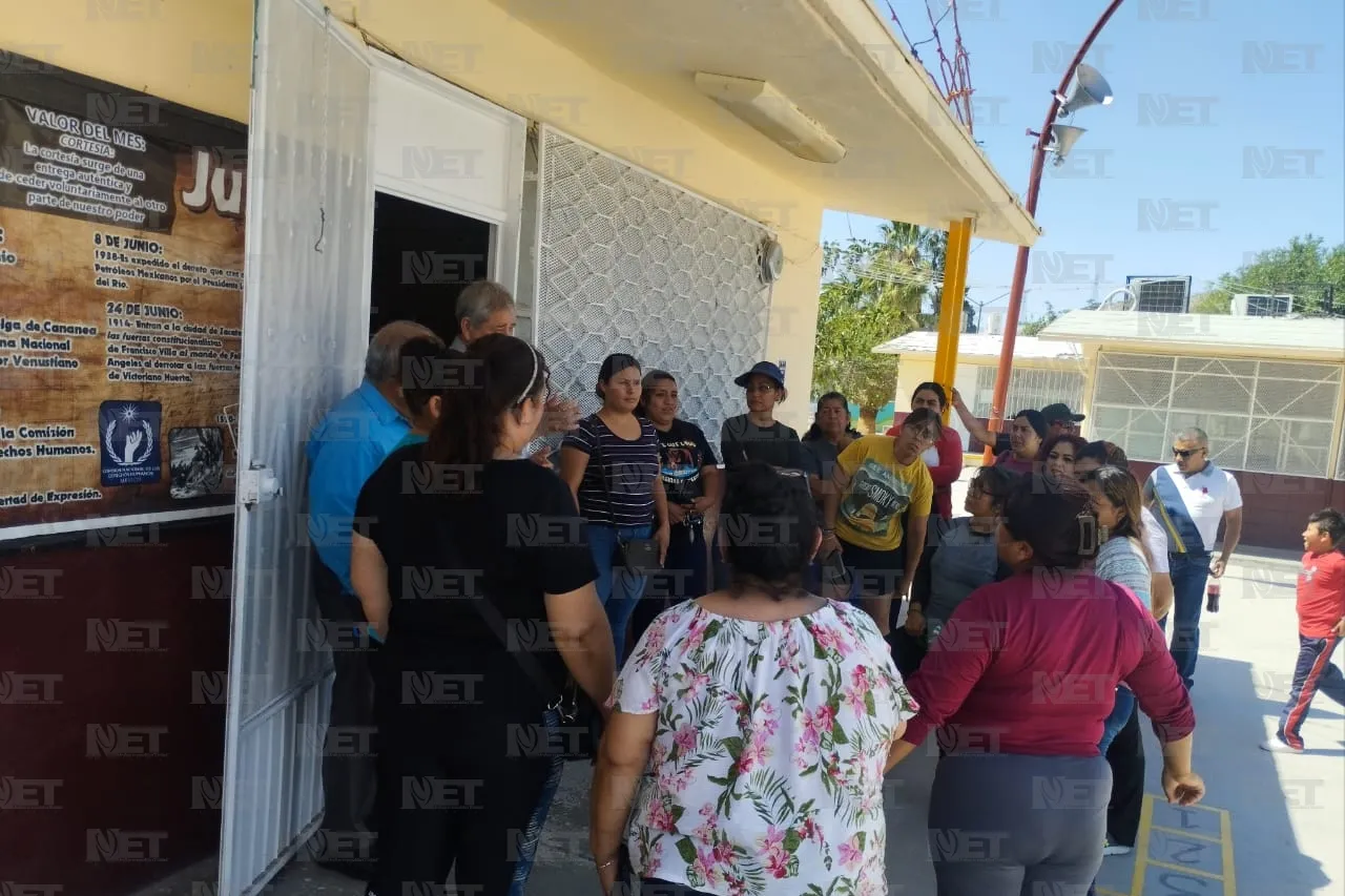Bloquean oficinas de la CFE padres de la Primaria Fernando Montes de Oca