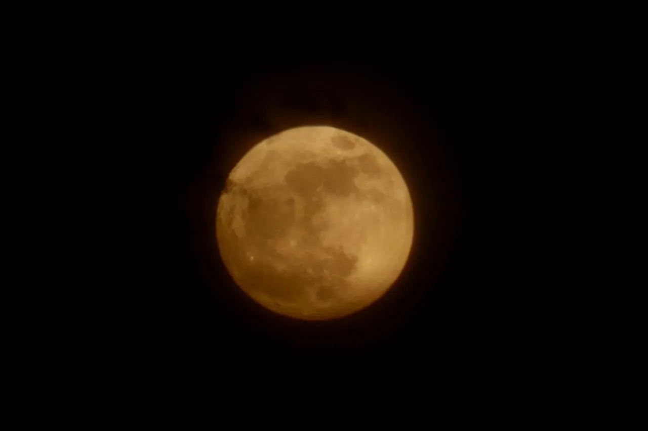 Luna de Fresa: El espectáculo lunar que tiñe la noche