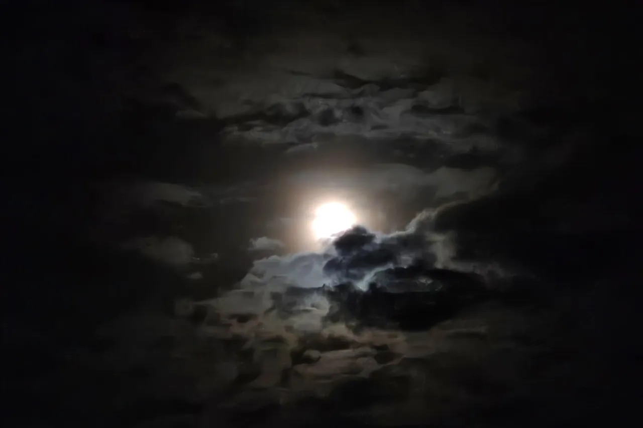 Luna de Fresa: El espectáculo lunar que tiñe la noche