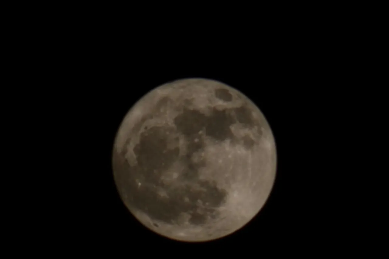Luna de Fresa: El espectáculo lunar que tiñe la noche