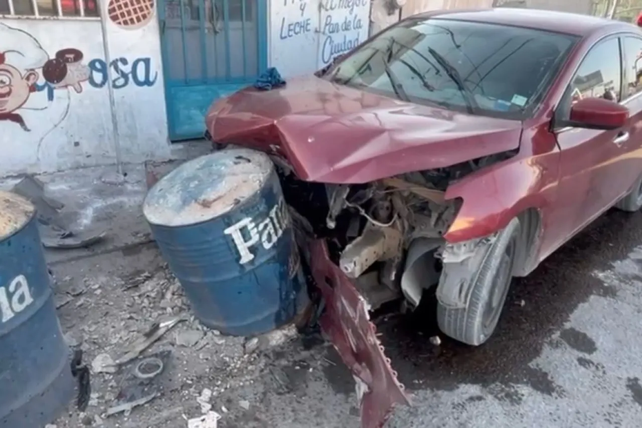 Choca Nissan contra tambos de cemento en Los Aztecas; 2 heridos