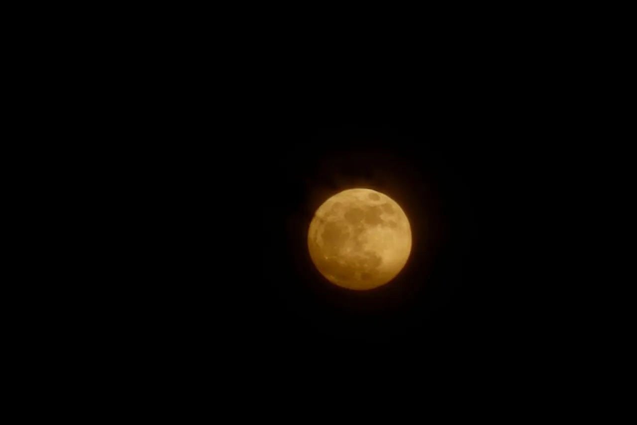 Luna de Fresa: El espectáculo lunar que tiñe la noche