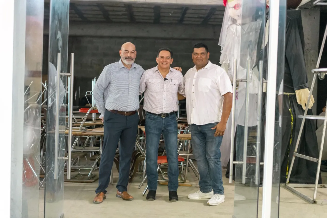 Entrega Alejandro Pérez Cuéllar mobiliario a CBTis No. 143 en Camargo