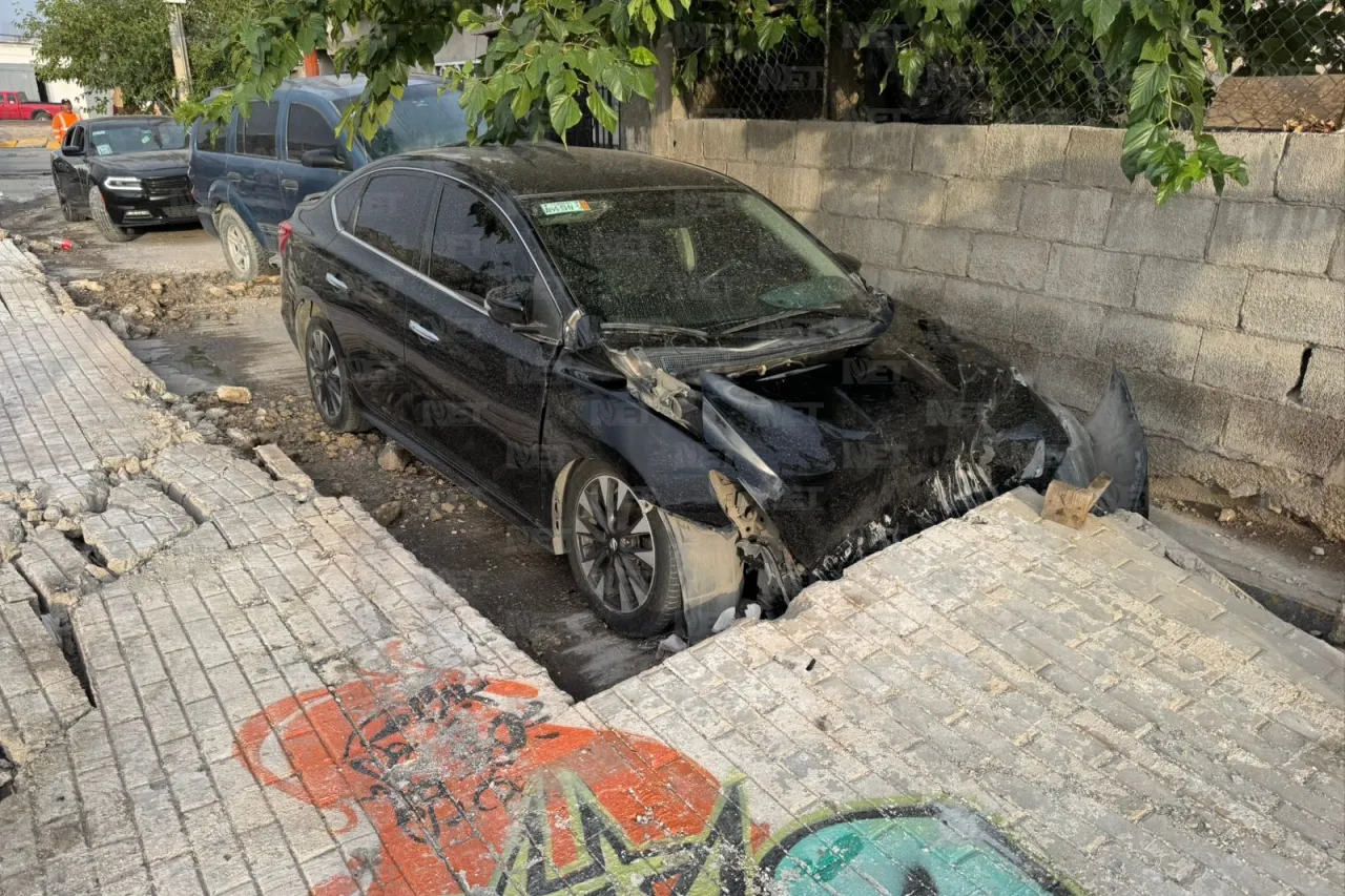 Barda derribada por vientos aplasta dos vehículos